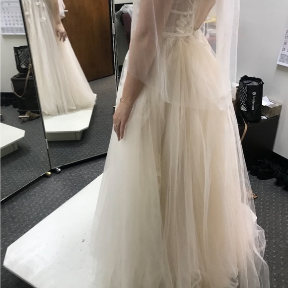 BHLDN Ivory Floral Lace Wedding Dress - Picture 4 of 9